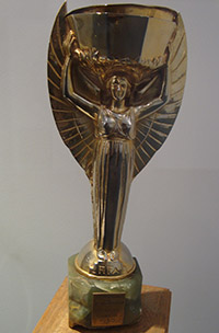 La Copa Jules Rimet, de oro macizo, la elaboró el francés Abel Lefleur en 1930 y cuyo costo ascendió a 50 millones de francos franceses.