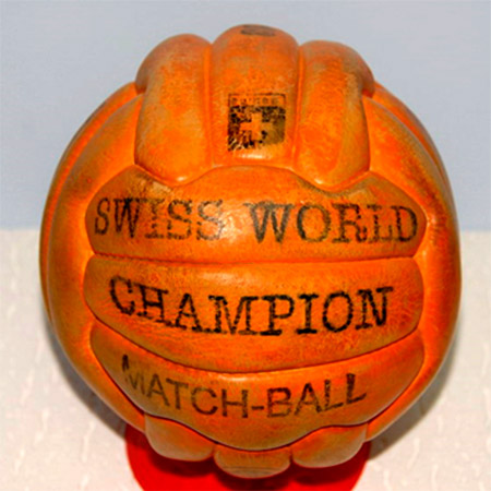 Balón correspondiente al mundial de Suiza de 1954 de 18 paneles, color anaranjado. Balón usado en los entrenamientos. En los partidos se emplearon esto mismos balones pero sin letras.